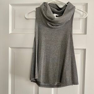 Sleeveless Flowy turtleneck shirt